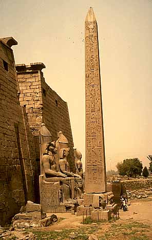24m vysoký obelisk pred chrámom boha Amona