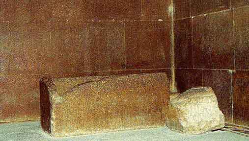 sarkofág z červenej žuly v Chufovej pyramíde